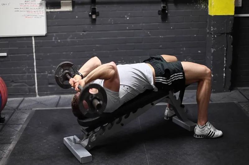 پشت بازو خوابیده میله‌ EZ (EZ-Bar Skull Crusher)