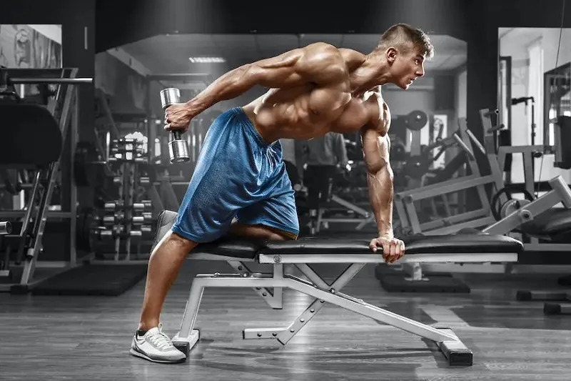 کیک بک پشت بازو دمبل روی نیمکت (Dumbbell Kickback)