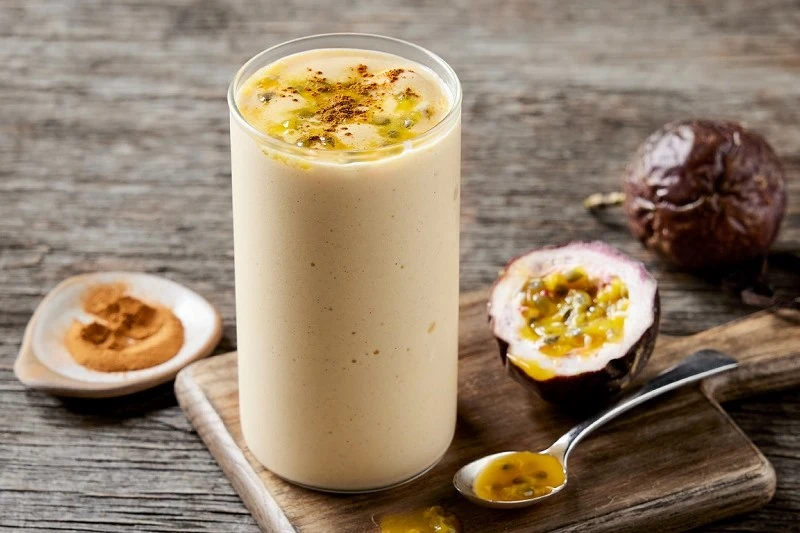 اسموتی پروتئینی با موز و دانه چیا